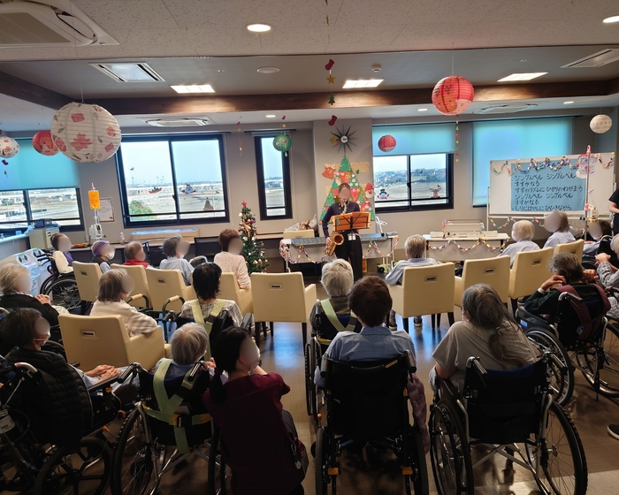 病棟看護師とコミナス専従スタッフでクリスマス会を開催