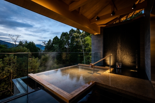 貸切温泉露天風呂。絶景を眺めながら極上の湯浴みを