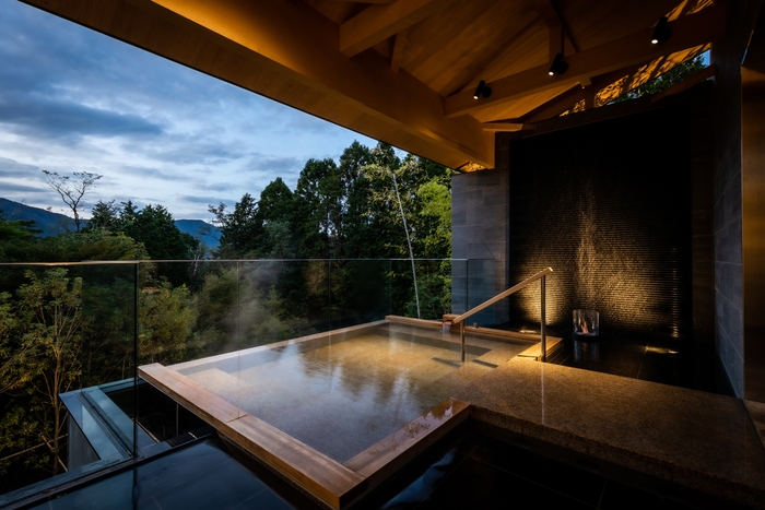 貸切温泉露天風呂。絶景を眺めながら極上の湯浴みを