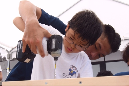 夏休みの「こども大工さん体験イベント」2年目も盛況で終了！ 幼いころ楽しんだ日曜大工を子供とプロの職人と体験