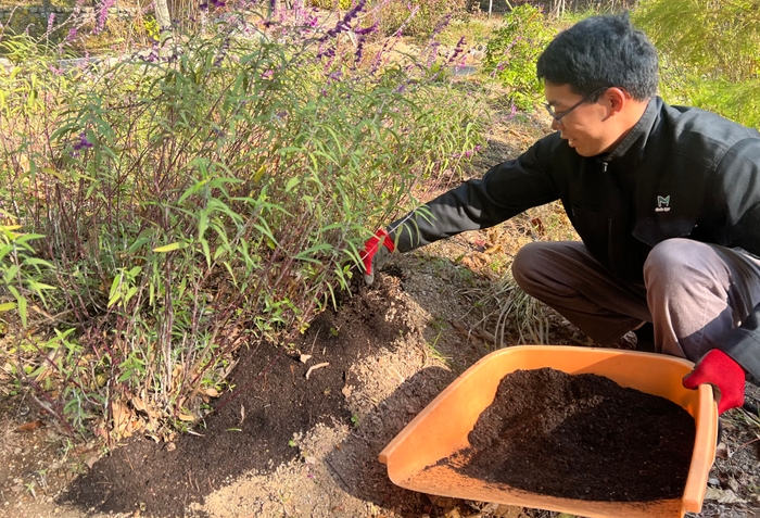 再生された腐葉土は、園内の植物や花壇の土壌改良に活用されています