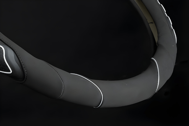 本革に近い“しっとりとした手触り”