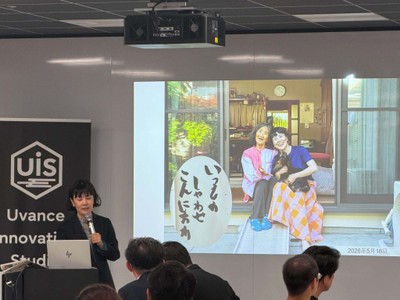 活動の原点となった母との写真を紹介する代表理事・佐藤麗子