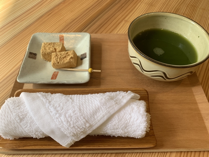 地元のお菓子と盆・器でウエルカム