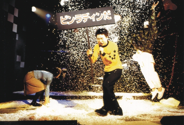 第6回公演「泣けるか笑えるかする」（2001年、撮影：金丸 圭）