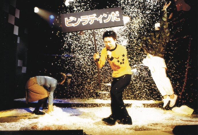 第6回公演「泣けるか笑えるかする」(2001年、撮影:金丸 圭)
