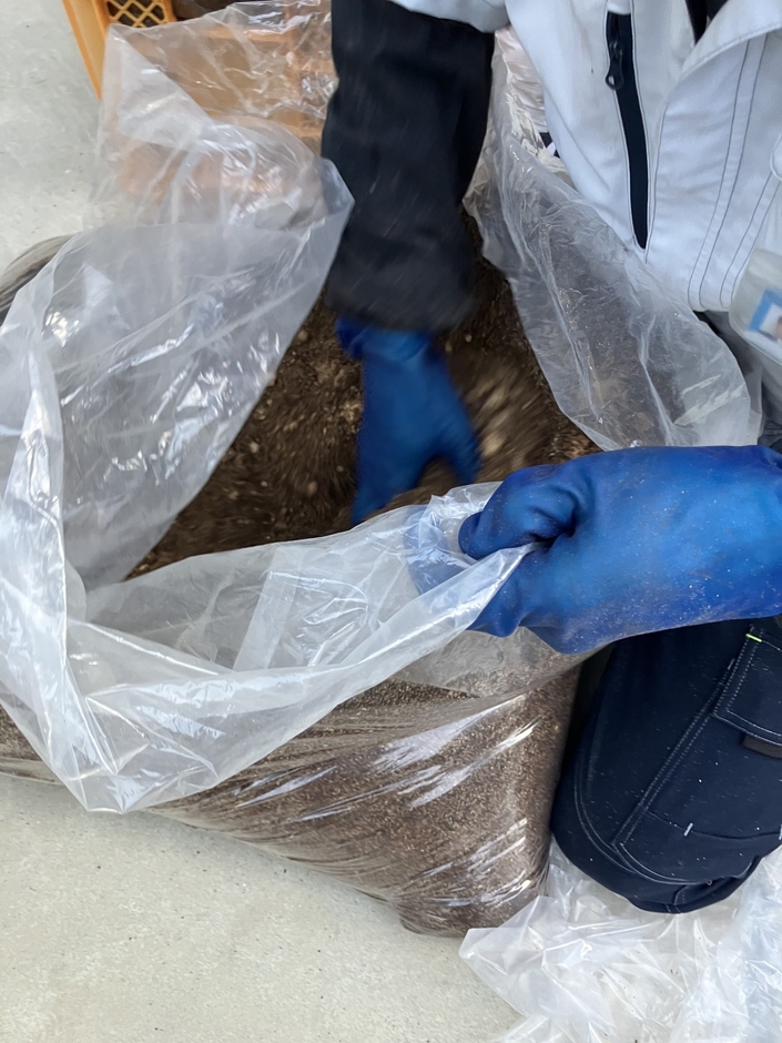 乳酸菌やぬかなどをコーヒーかすに混ぜ込む