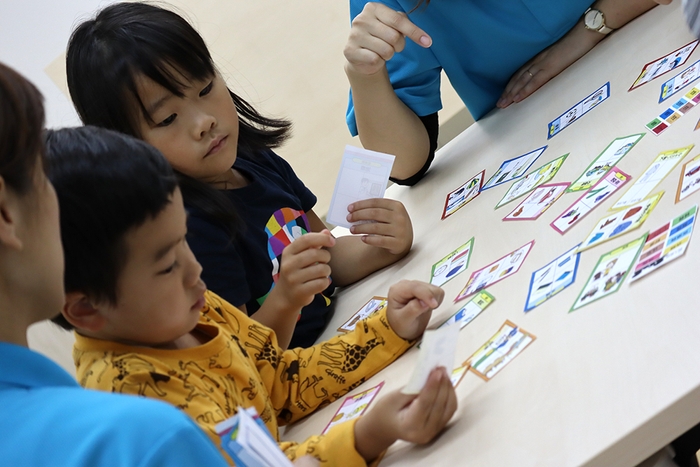 お金のカードゲームをしている様子(イメージ)