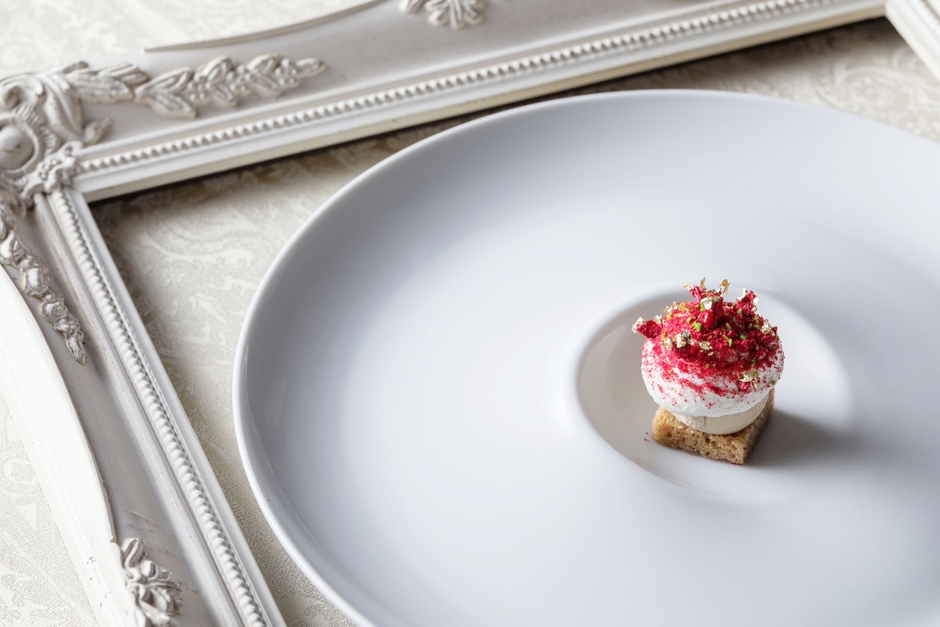 栗のムースリーヌ エスプーマ仕立て フランボワーズとスペキュロスのアクセント