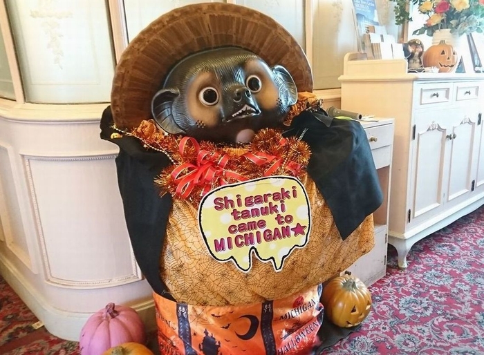 仮装した信楽たぬきの焼き物