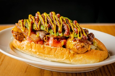 “ホットドッグの歴史が変わる”東京・中目黒に 新店舗『SKOOKUM HOTDOG DINER』オープン！ ～自家製の超極太ソーセージが主役の「グルメホットドッグ」～