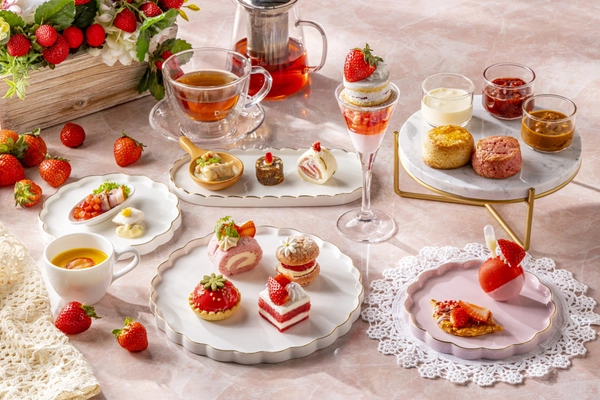 丸ごと苺ショートが主役のグラスパフェも登場。 苺づくしの『Strawberry Afternoon Tea』が12月30日（火）より開催