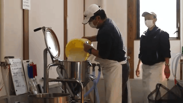 オンラインで酒蔵見学の動画の一場面