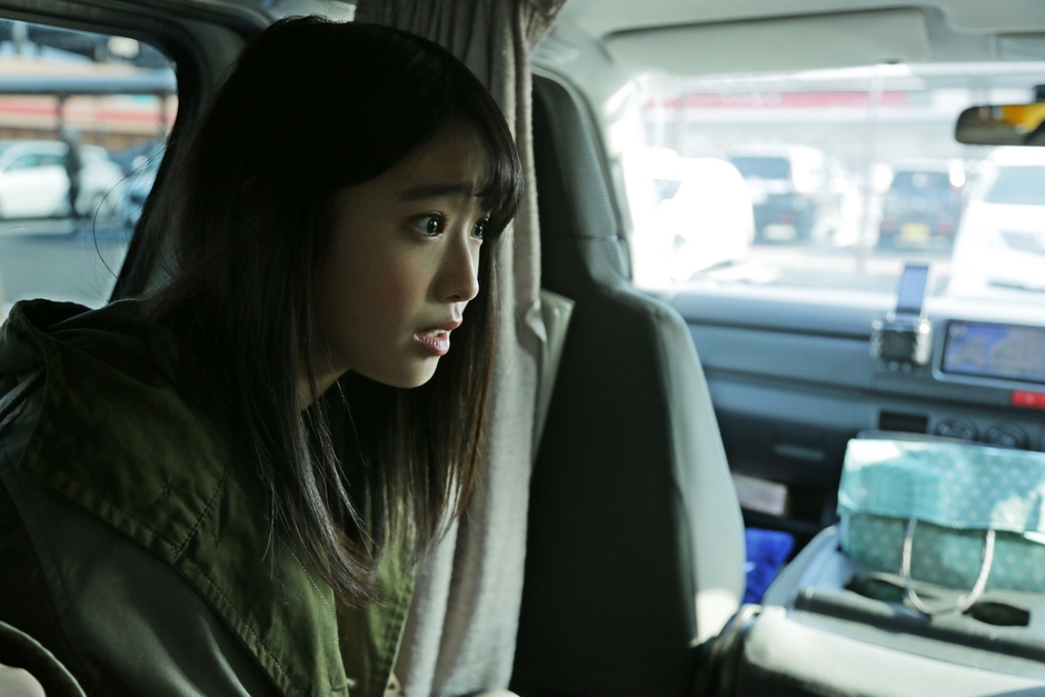 受け子送迎車内の玲奈