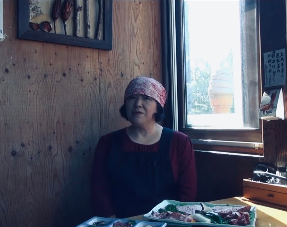 【志の原点】2014年、地元メディア『いぶり・おいしいもの にし・ひがし』に出演した際の様子。事業承継を見据え、一人の職人として白老牛の可能性を信じていたこの情熱が、世界一への道のりの始まりでした。