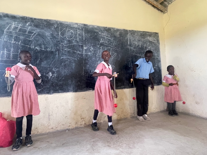 はじめてのけん玉に大はしゃぎ