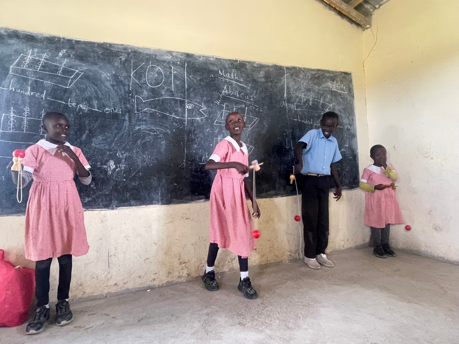 はじめてのけん玉に大はしゃぎ