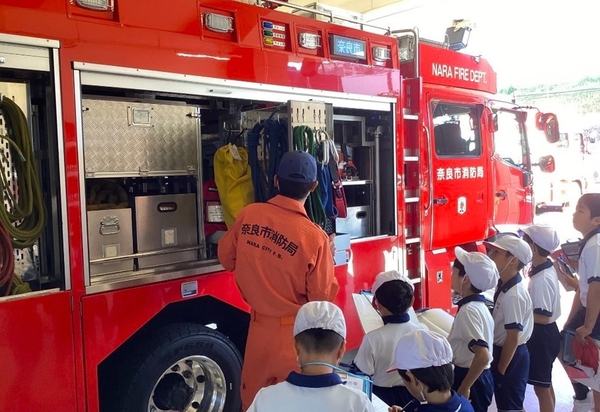 令和5年(2023年)に実施した消防署での社会見学の様子