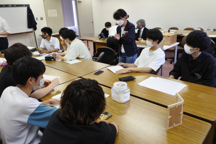 話し合うゼミ生と聾学校生徒。右はフォトフレーム