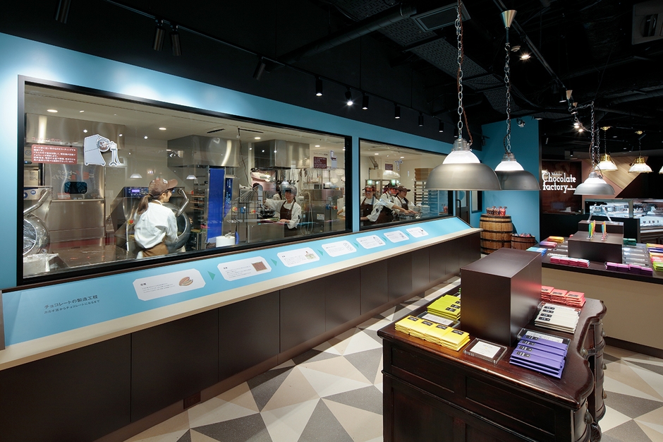 ガラス張りのファクトリー。チョコレートはすべて自社製造。