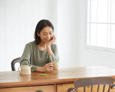ユニセックス(よもぎ)着用カット／「暮らしとおしゃれの編集室」(主婦と生活社)／撮影：田中 信吾／モデル：AYUMI