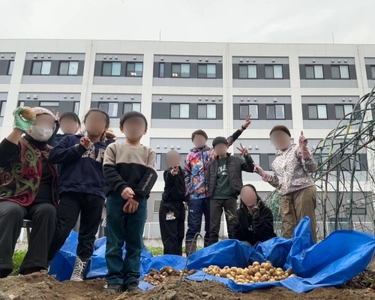 病院が畑でつくる、もう一つの“居場所”世代を超えた交流が生まれた「こうのすえん」収穫イベントを開催