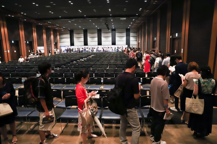 撮影+サイン会への列