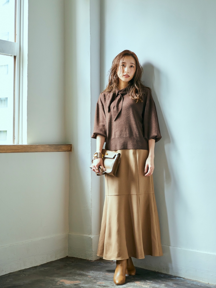 ボウタイ付きバルーンスリーブニット(ブラウン)　7,590円(税込)／マーメイドロングスカート(ベージュ)　8,690円(税込)