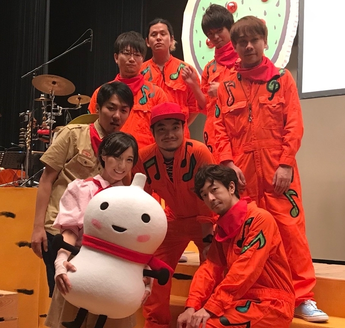 ヒョッコリンと「ミラクル音楽隊」 (C)宮西達也