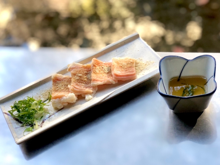 洗い出汁で召し上がっていただく洗練された味わいの「塩ホルモン」