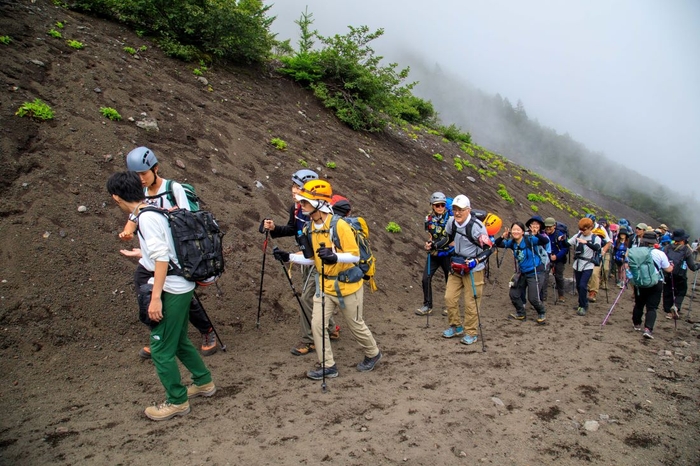 六合目に向けて登山道を進みます