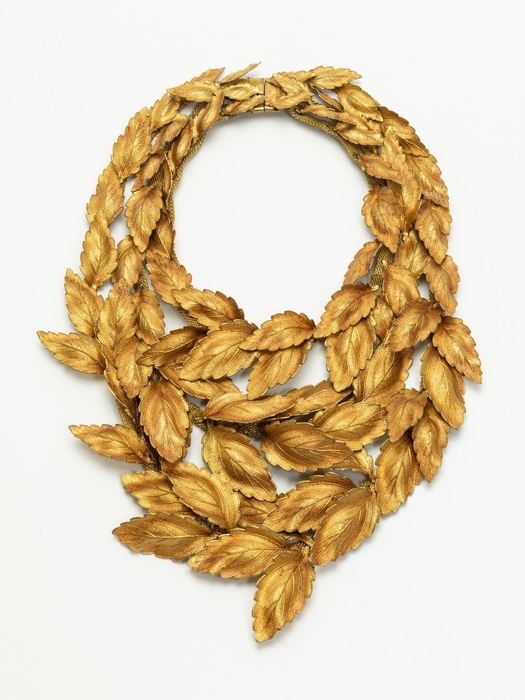 スキャパレッリ《ネックレス「葉」》 デザイン・制作:ジャン・クレモン、1937年頃、クリアエナメル彩メタル、メタルメッシュ、個人蔵