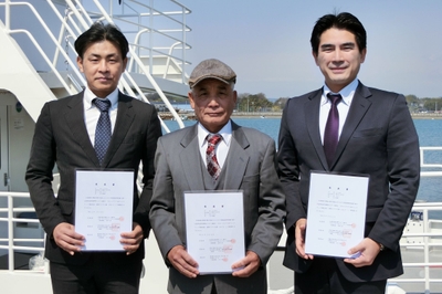 引渡書・受渡書の交換 (左から) 鉄道・運輸機構 古澤和利 共有船舶企画管理部課長補佐、有限会社くるしま 片上勝充 代表取締役、ツネイシクラフト&ファシリティーズ株式会社 神原潤 代表取締役社長