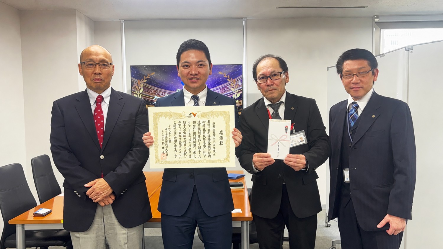 クリテック工業、NEXCO中日本 東京支社長名の感謝状を拝受。
東名高速道路などの伸縮装置取替工事で、
安全・工程管理と騒音対策が評価