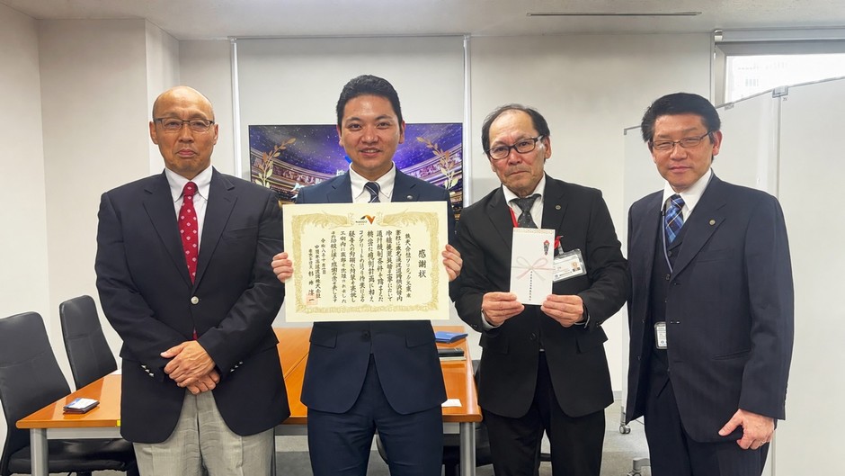 (左から)NEXCO中日本東京支社 中嶋副支社長、当社 本工事現場代理人 工務部 山嵜智裕、工務部工務チームリーダー 有野正敏、代表取締役社長 若林勇二