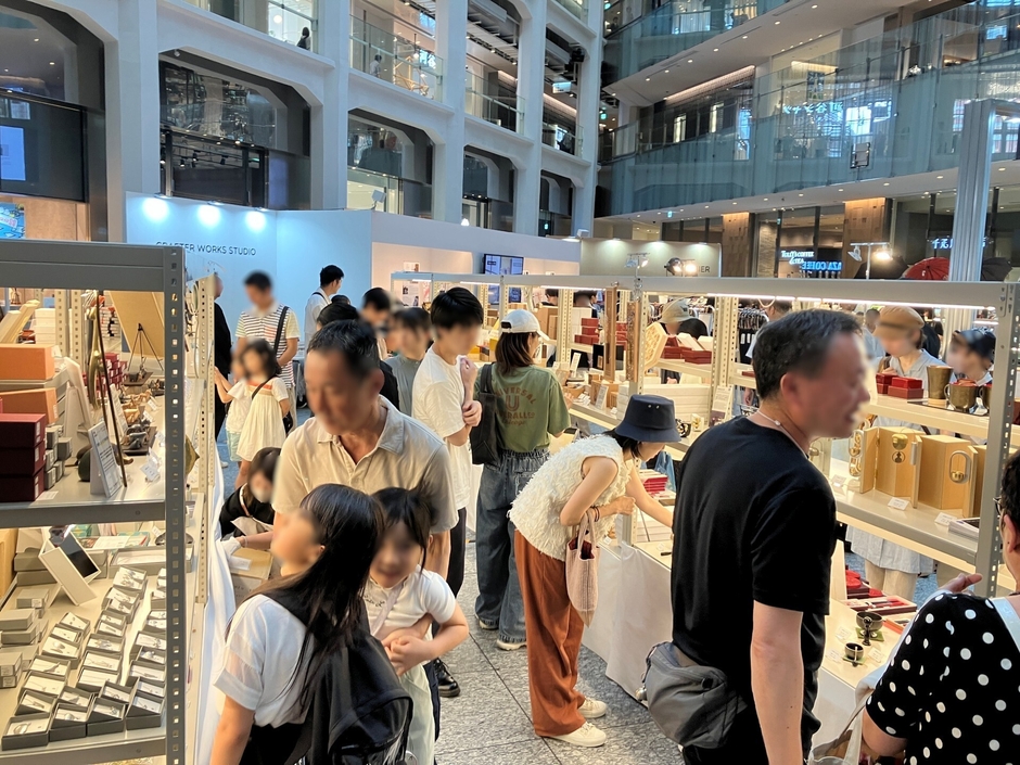 昨年の様子(職人技が詰まった商品販売)