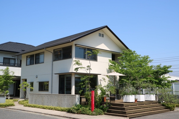 自然素材をふんだんに使った福成展示場