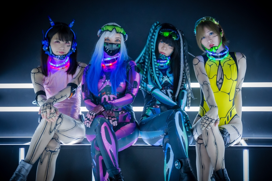 圧巻のサイボーグ姿(左から)若木萌、星名こはく、RK、美東澪
