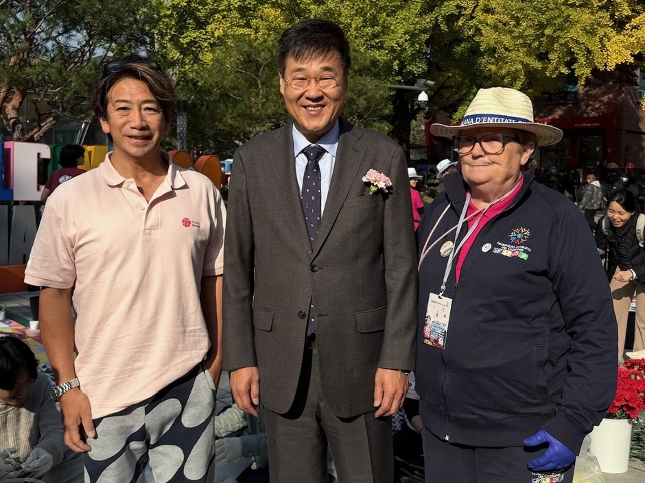 藤川靖彦(左)・鄭文憲(정문헌)区庁長(中央)・Vicenta Pallares Castello国際連盟会長(右)/作品前にて