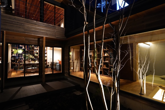 「中庭」家と庭があってこその家庭