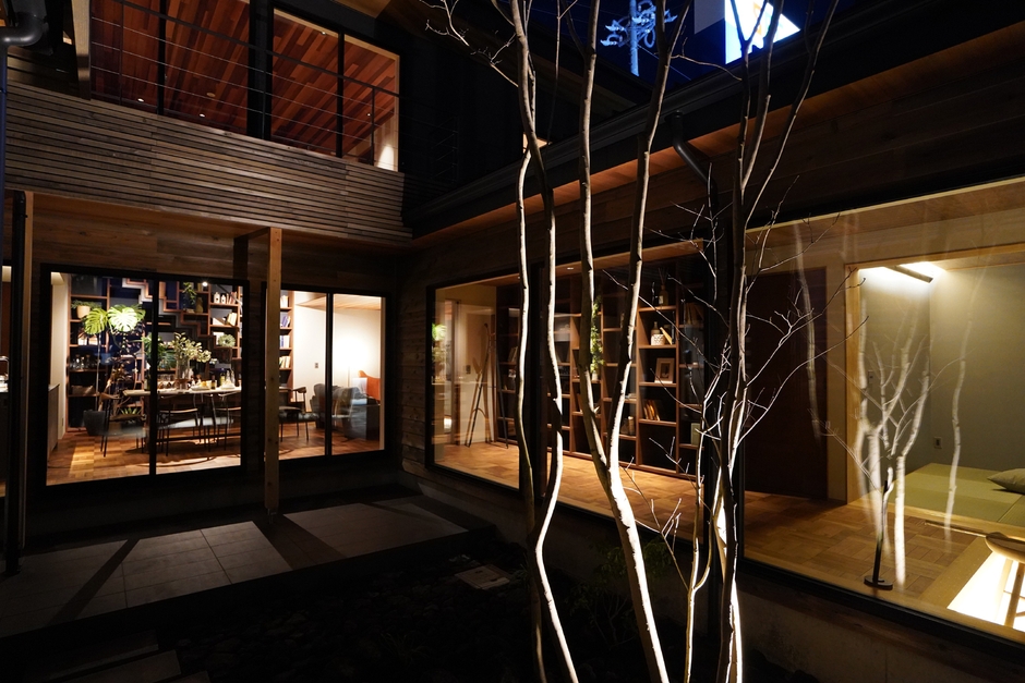 「中庭」家と庭があってこその家庭