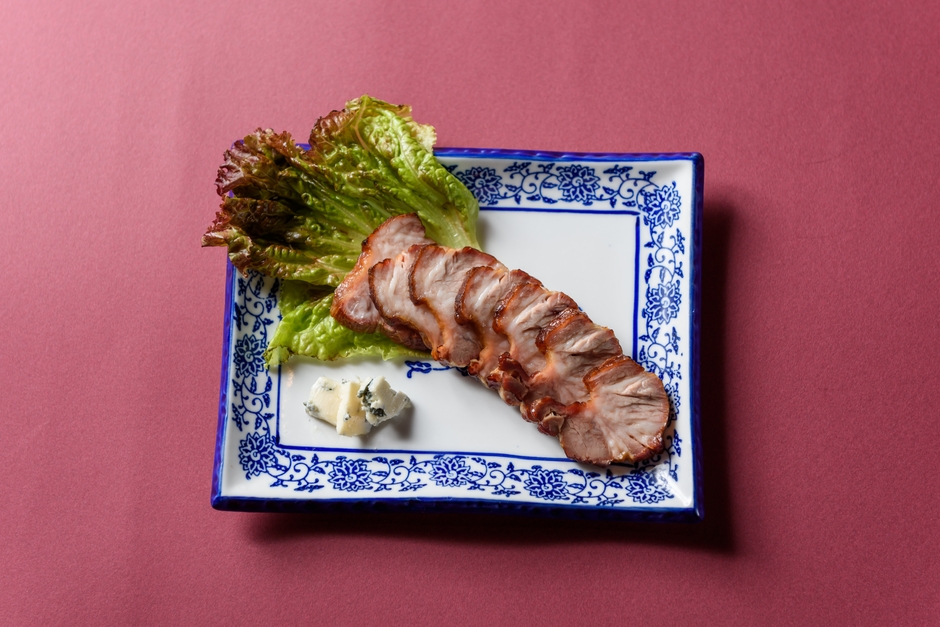 自家製甜麺醤に漬けた焼豚とブルーチーズ