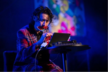 アーティスト「TAKUROMAN」×人気ミュージシャン　 コラボステージでライブペイントした作品をNFTアートとして 初のオークションで販売！12月10日 nanakusaにて販売開始