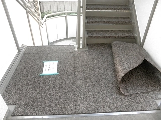 【納入事例レポート】あ、ここにも杉田エース！Vol.106築年数20年超の14階建てマンションの改修工事。老朽化した階段に防音・防滑性に優れたゴムチップマットを約3000枚納入!