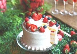 おすすめメニュー(5) イチゴのショートケーキ/定番中の定番、苺と言えばはずせないのがショートケーキ!ふわとろの生クリームに真っ赤な苺とラズベリー、ブルーベリーをプラスして、シンプルで優しい味に仕上げました。