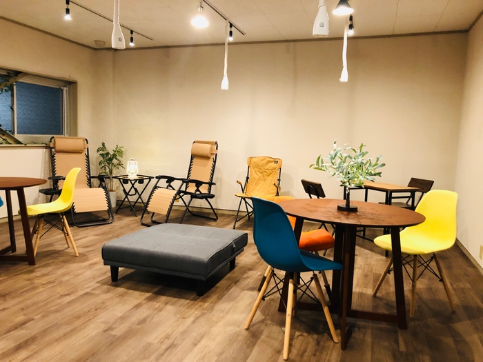 デスクワークエリア:デスクとチェアが複数あり、1人でもチームでも仕事ができるエリア