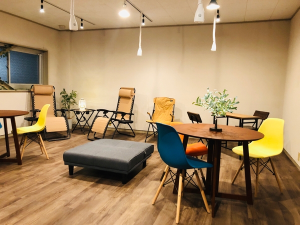 デスクワークエリア:デスクとチェアが複数あり、1人でもチームでも仕事ができるエリア