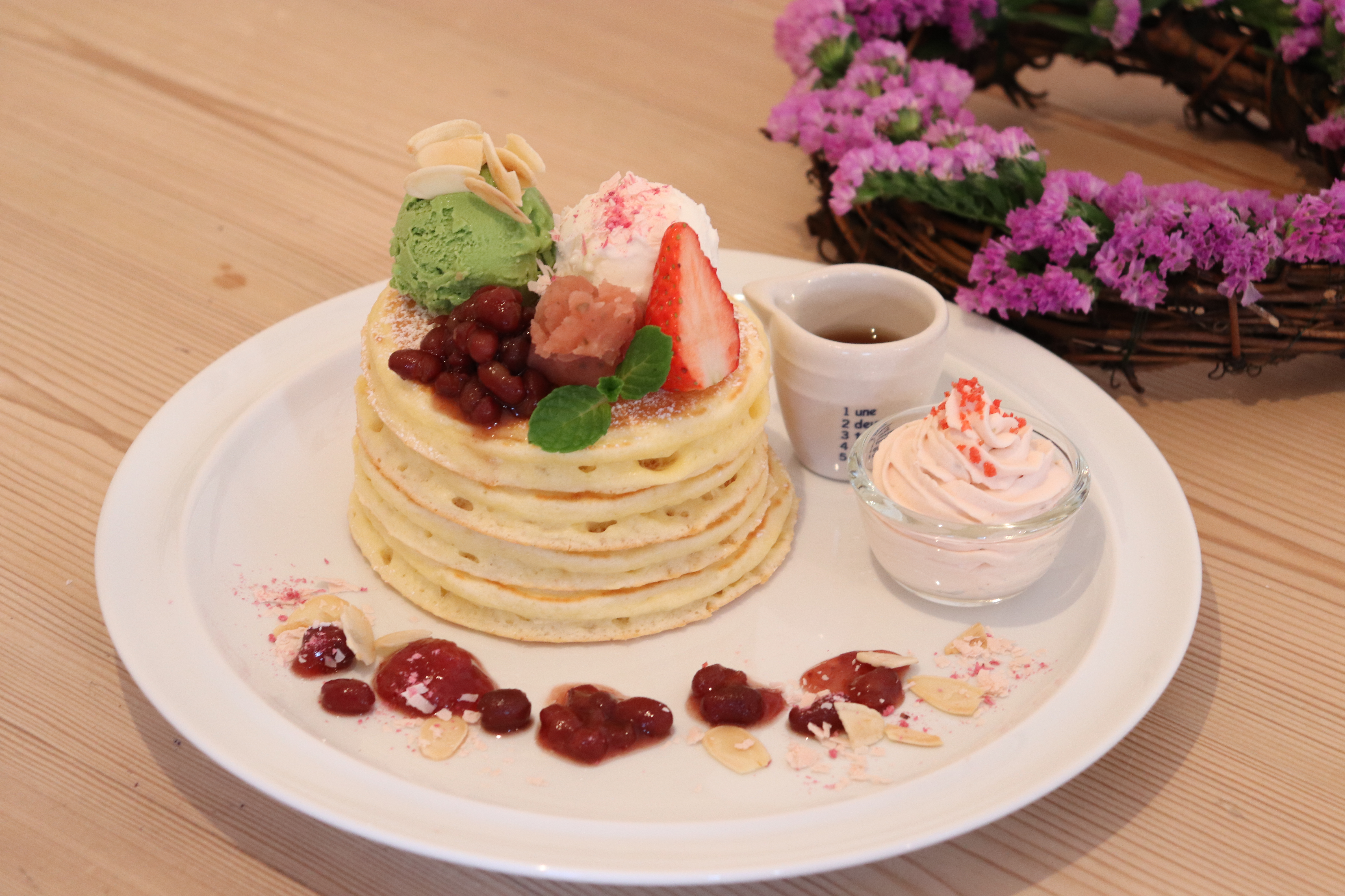 パンケーキ専門店HanamizukiCafeより春の訪れを感じさせるパンケーキ「桜あんのパンケーキ」が季節限定にて登場！