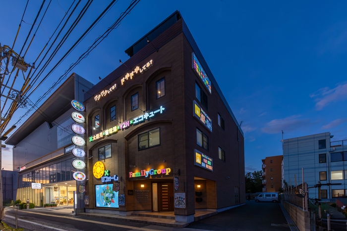 本社 正面ライトアップ