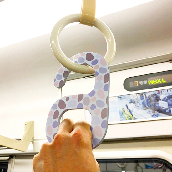 吊り革に引っかけて